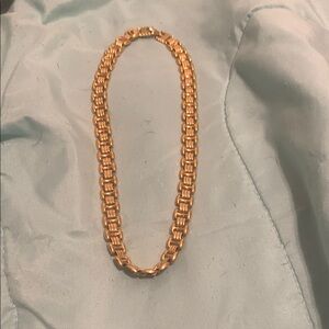Elegant Gold Necklace with Classic Design